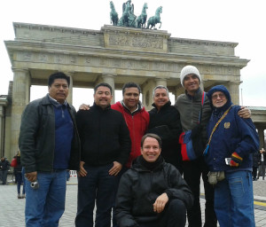 Gruppe und Dolmetscher vor dem Brandenburger Tor.