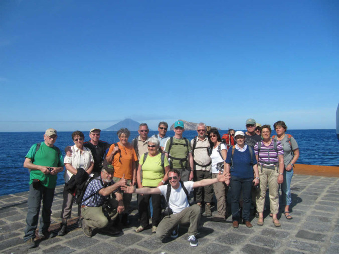 Nuestro grupo con el volcan Stromboli.