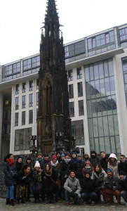 Reiseleiter und Gruppe am Cholerabrunnen in Dresden.