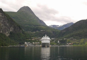 Geirangerfjord und Kreuzfahrtschiff